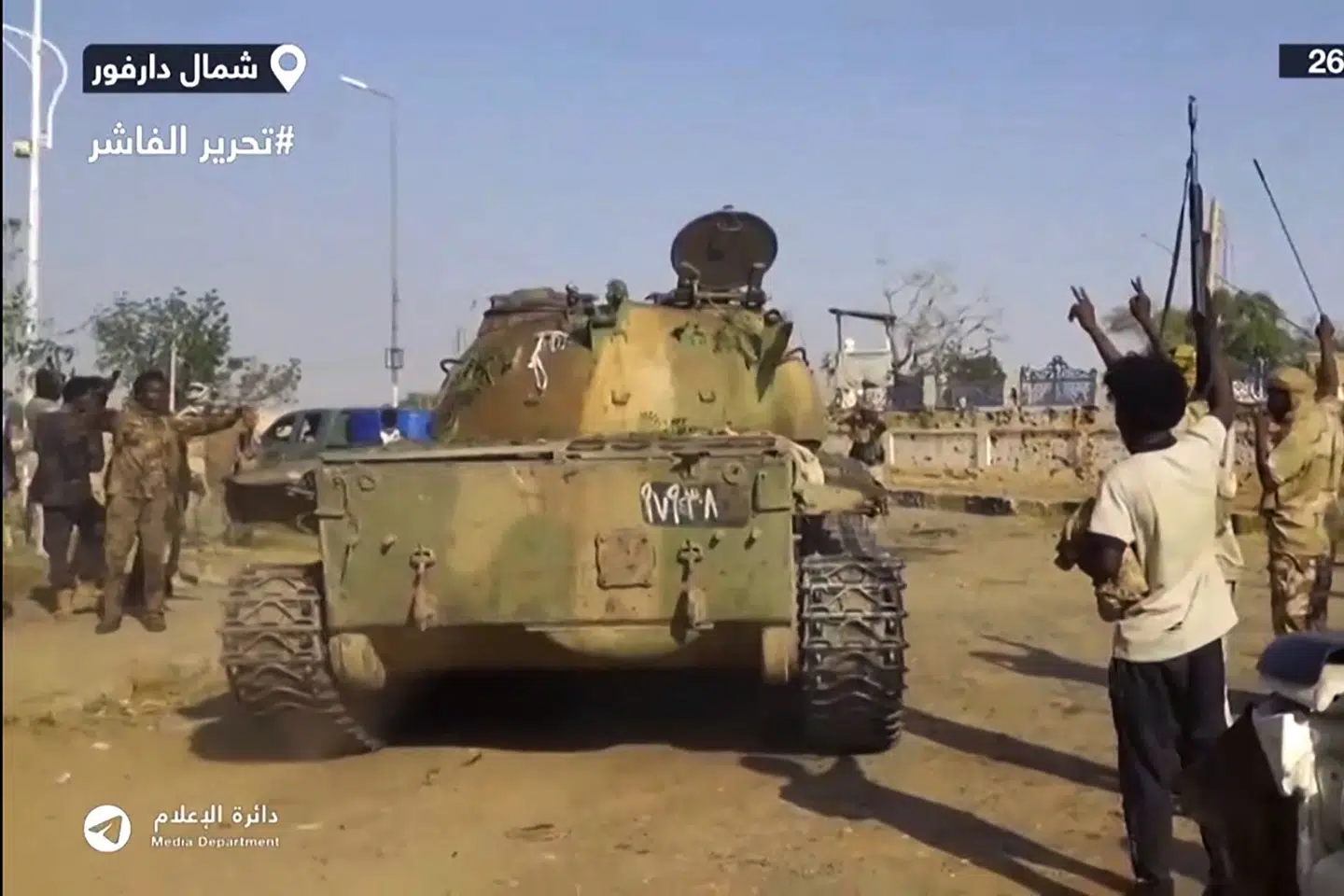 Billedet er fra en video offentliggjort på Rapid Support Forces (RSF) Telegram-profil 26. oktober og viser RSF-soldater, der fejrer overtagelsen af al-Fashir på gaden.