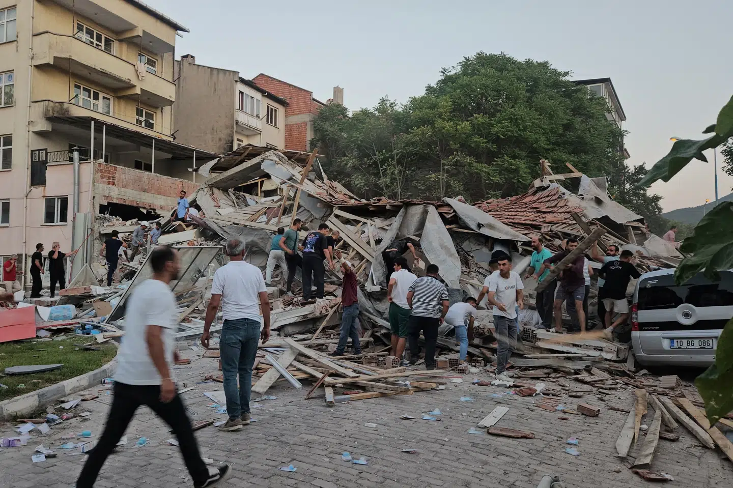 Sindirgi-distriktet blev også tilbage i august ramt af et jordskælv med samme styrke på 6,1. Der mistede én person livet og flere kom til skade. Det er ødelæggelser fra sommerens skælv, som ses på billedet. (Arkivfoto).