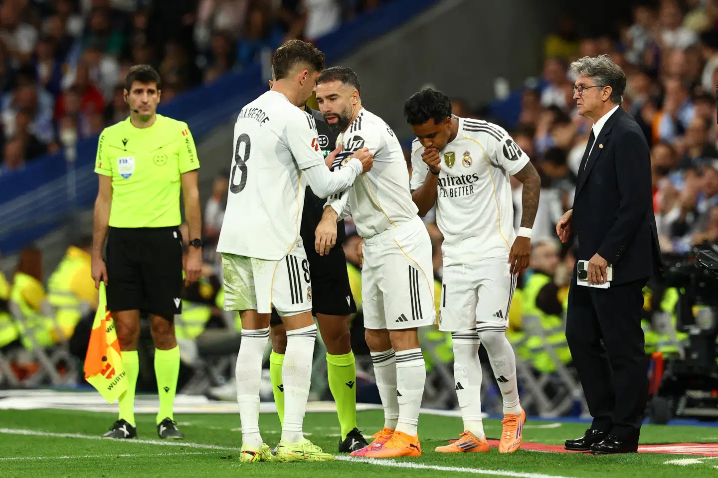 Dani Carvajal (i midten) blev sendt på banen 18 minutter før tid i kampen mod Barcelona søndag eftermiddag. Nu står han foran en pause.