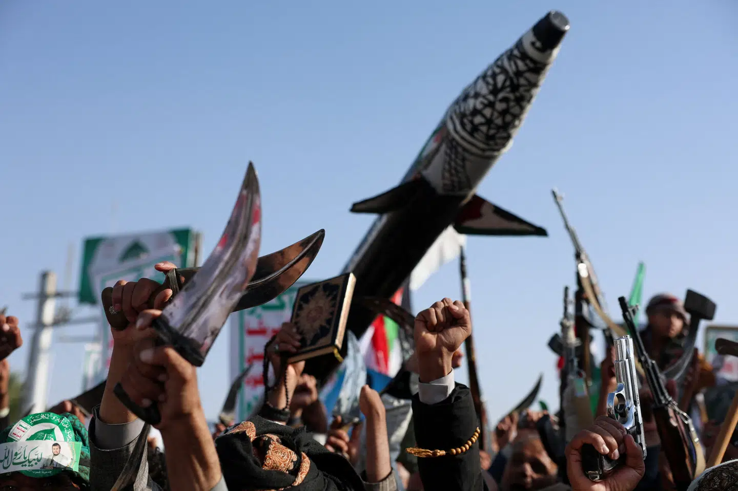 Billede fra 10. oktober. Her kan folk i Yemens hovedstad, Sanaa, ses fejre våbenhvile mellem Israel og Hamas i Gaza. Houthi-bevægelsen er allieret med Hamas. (Arkivfoto).