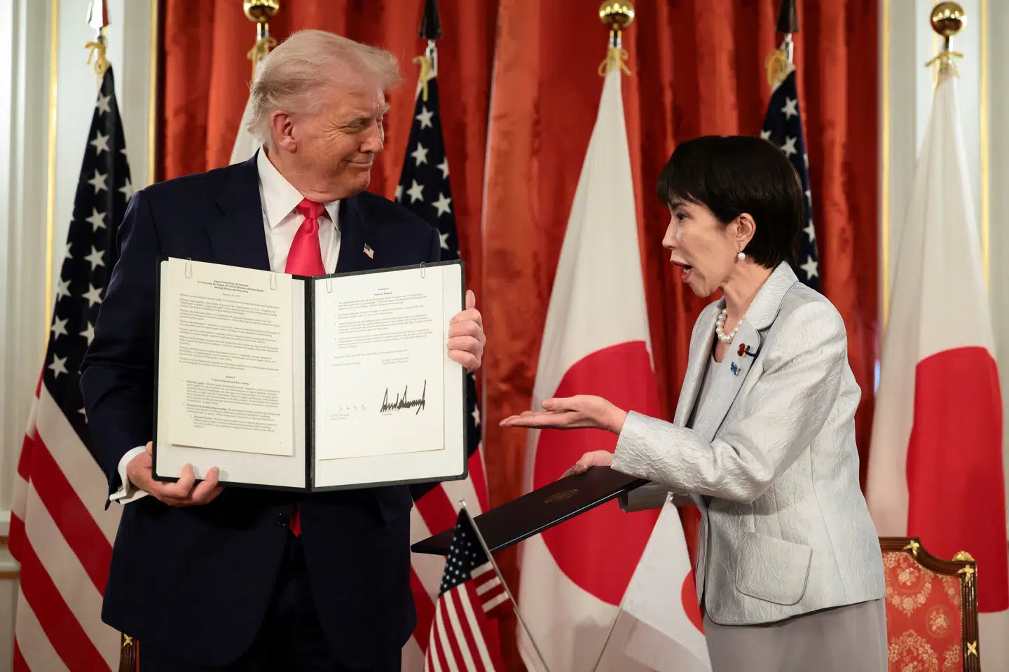 Donald Trump og Sanae Takaichi har tirsdag skrevet under på, at de to lande vil samarbejde om forsyningen af kritiske mineraler og sjældne jordarter. Her står de med den underskrevne aftale.