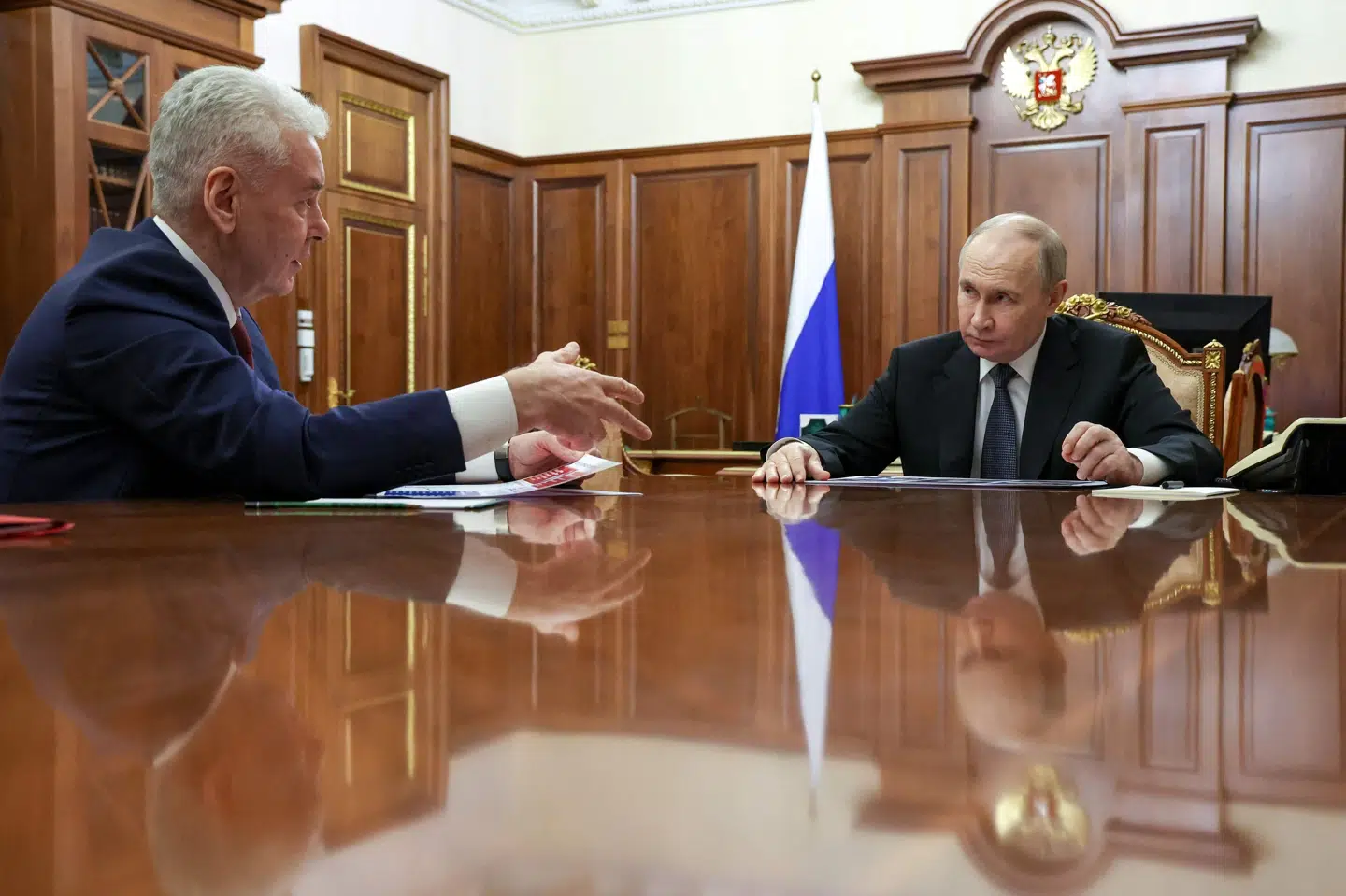 Moskvas borgmester, Sergej Sobjanin, til et møde med Ruslands præsident, Vladimir Putin, i foråret. Ifølge borgmesteren er beredskab rykket ud til et sted i Moskva, hvor en drone natten til tirsdag faldt ned. (Arkivfoto).