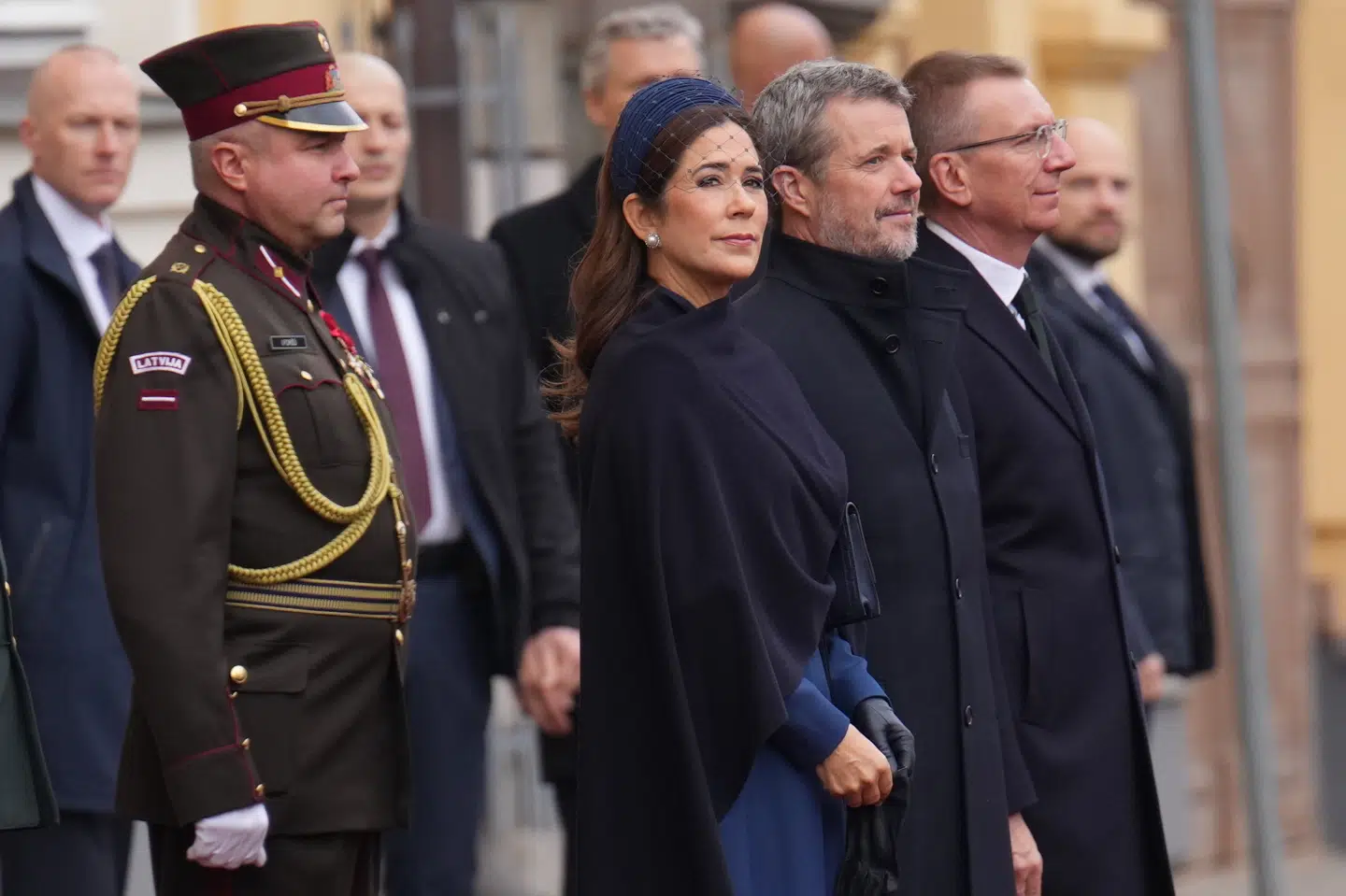 Kong Frederik og dronning Mary har tirsdag påbegyndt parrets statsbesøg til Letland med en ceremoni på Riga Slot.
