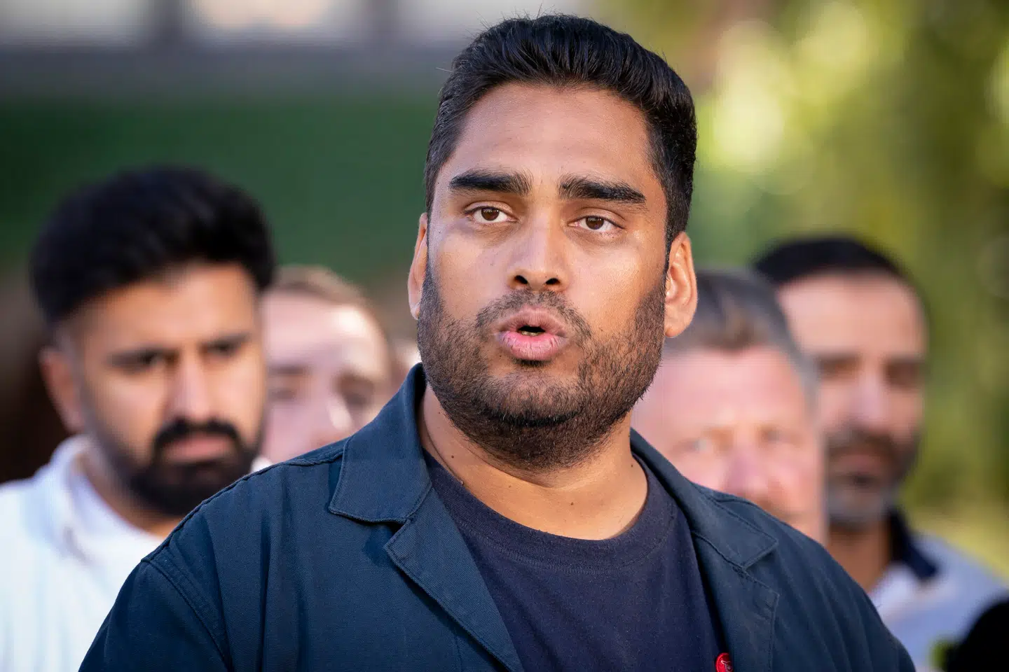 Frie Grønnes partileder, Sikandar Siddique, afviser blankt kritikken.