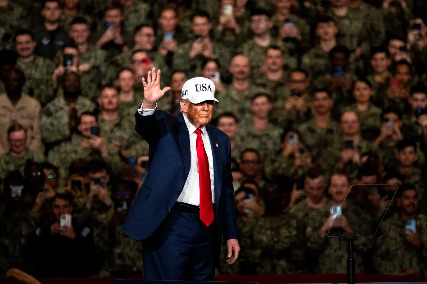 Donald Trump ses her under en tale på en flådebase i japanske Yokosuka tirsdag.