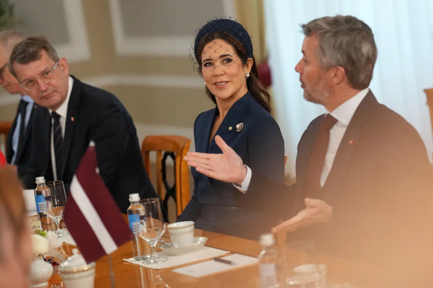 Forsvarsminister Troels Lund Poulsen (V), der sidder ved dronning Marys højre side, ledsager kongeparret på deres statsbesøg til Letland.