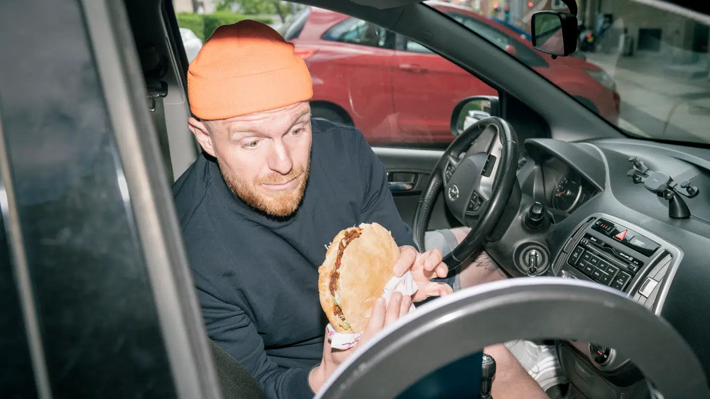 Casper Drømme er kendt fra sociale medier, hvor han anmelder fast food. Han har netop åbnet en ny burgerbar i København.