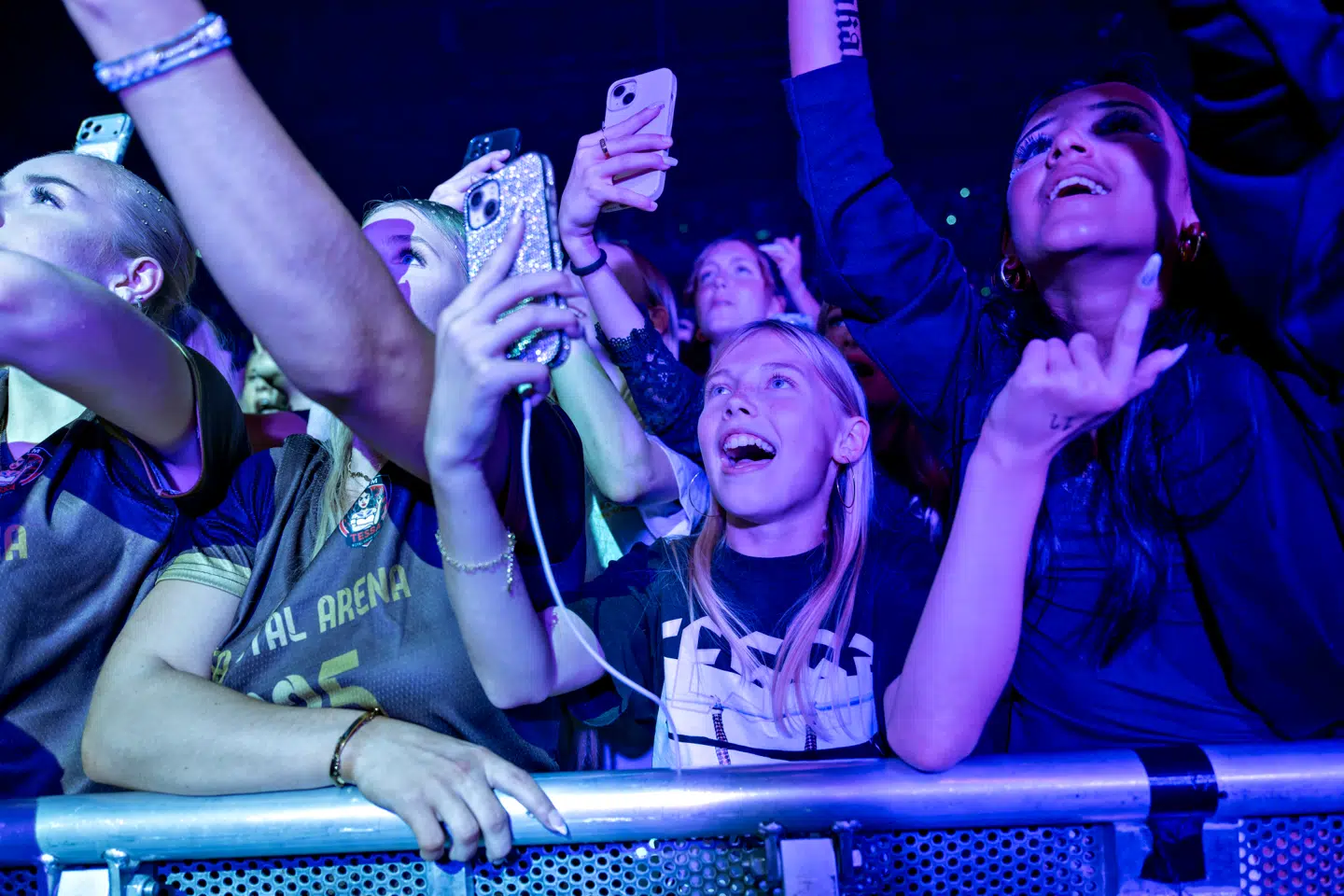 Det er faldet Berlingske for brystet, at der var flere meget unge fans til Tessas koncert i Royal Arena lørdag.