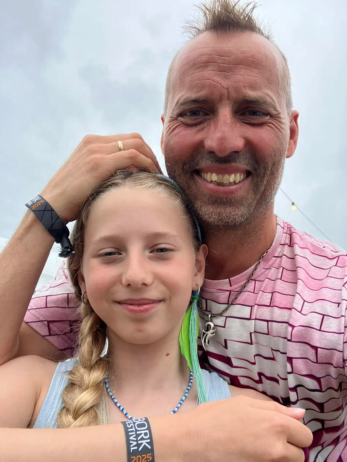 Torben Chris tog sin i dag 12-årige datter Minna med til Tessa-koncert på Bork Festival, og så faldt der brænde ned. Men komikeren mener fortsat sagtens, at børn kan se rapperens koncerter. Foto: Privat / Torben Chris / Facebook.