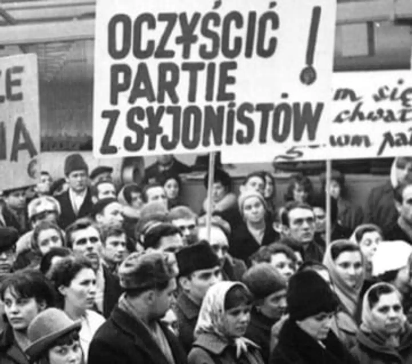 »Rens partiet for zionister,« står der på dette skilt. Billedet er ligeledes fra Polen og taget i tiden omkring den antisemitiske kampagne.