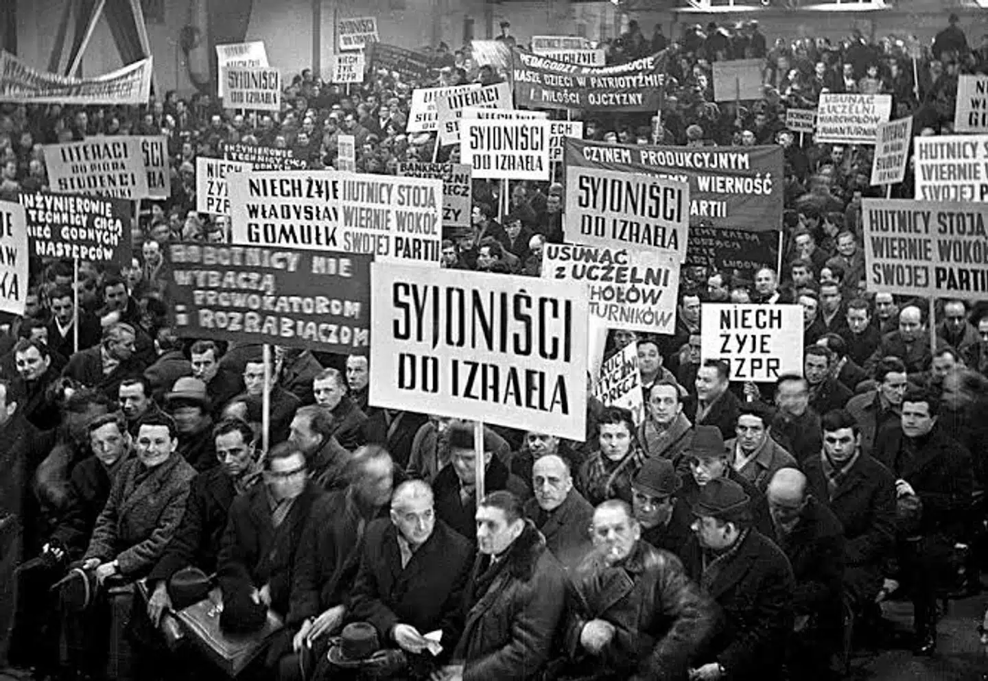 Her ses nogle af den slags skilte, der prægede gadebilledet, møder og demonstrationer i Polen i tiden omkring 1968 under den antisemitiske kampagne. »Zionister til Israel,« står der på skiltet længst fremme.