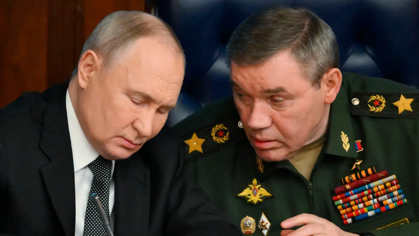 Ruslands præsident, Vladimir Putin, med sin chef for militæret, general Valerij Gerasimov. Netop Gerasimov beskyldes nu for åbenlyst at lyve for sin præsident.