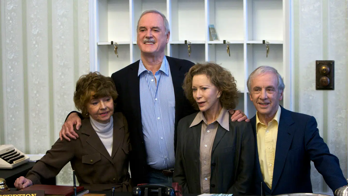 Prunella Scales (tv), udgjorde sammen med John Cleese (tv i midten) , Connie Booth (th i midten) og Andrew Sachs (th) de største roller i tv-hittet 'Halløj på Badehotellet'.