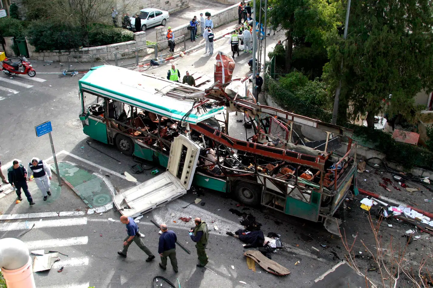 Det er blandt andet selvmordsangreb som dette mod en bus i Jerusalem i 2004, som de løsladte afsonede livstidsdomme for.