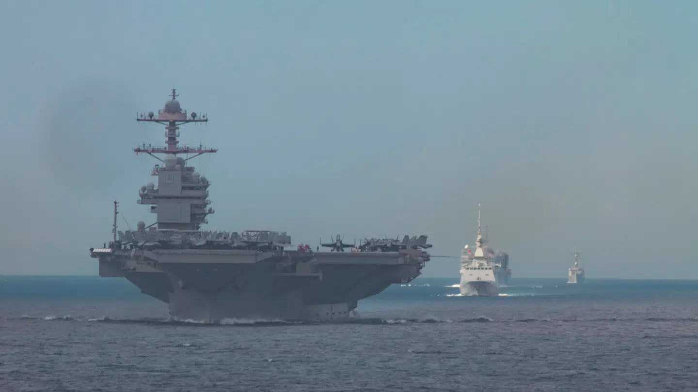 USS Gerald Ford med en række af sine følgeskibe. Verdens største krigsskib er netop nu på vej mod Caribien, hvor det skal være en de af den amerikanske indsats.