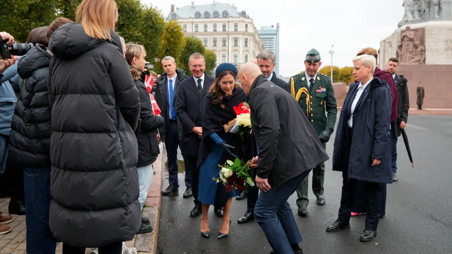 Dronningen fik hurtigt fisket buketten op igen.