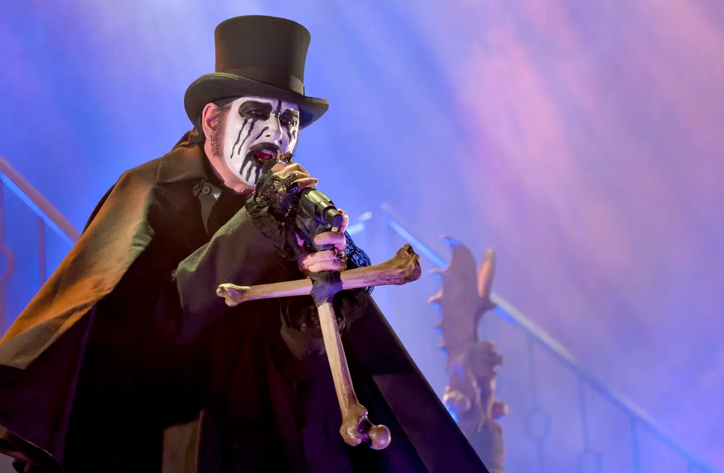 King Diamond er ud over hans musik også kendt for den karakteristiske sort- og hvidmalede maling i ansigtet.