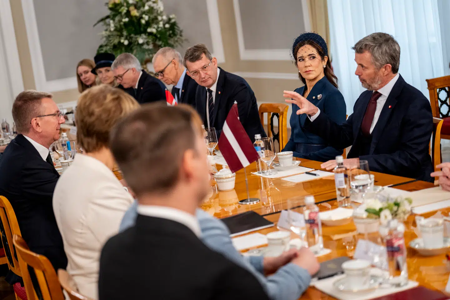 Kong Frederik og dronning Mary blev tirsdag modtaget af Letlands præsident, Edgars Rinkevics, ved en velkomstceremoni på præsidentens officielle residens, Riga Slot.