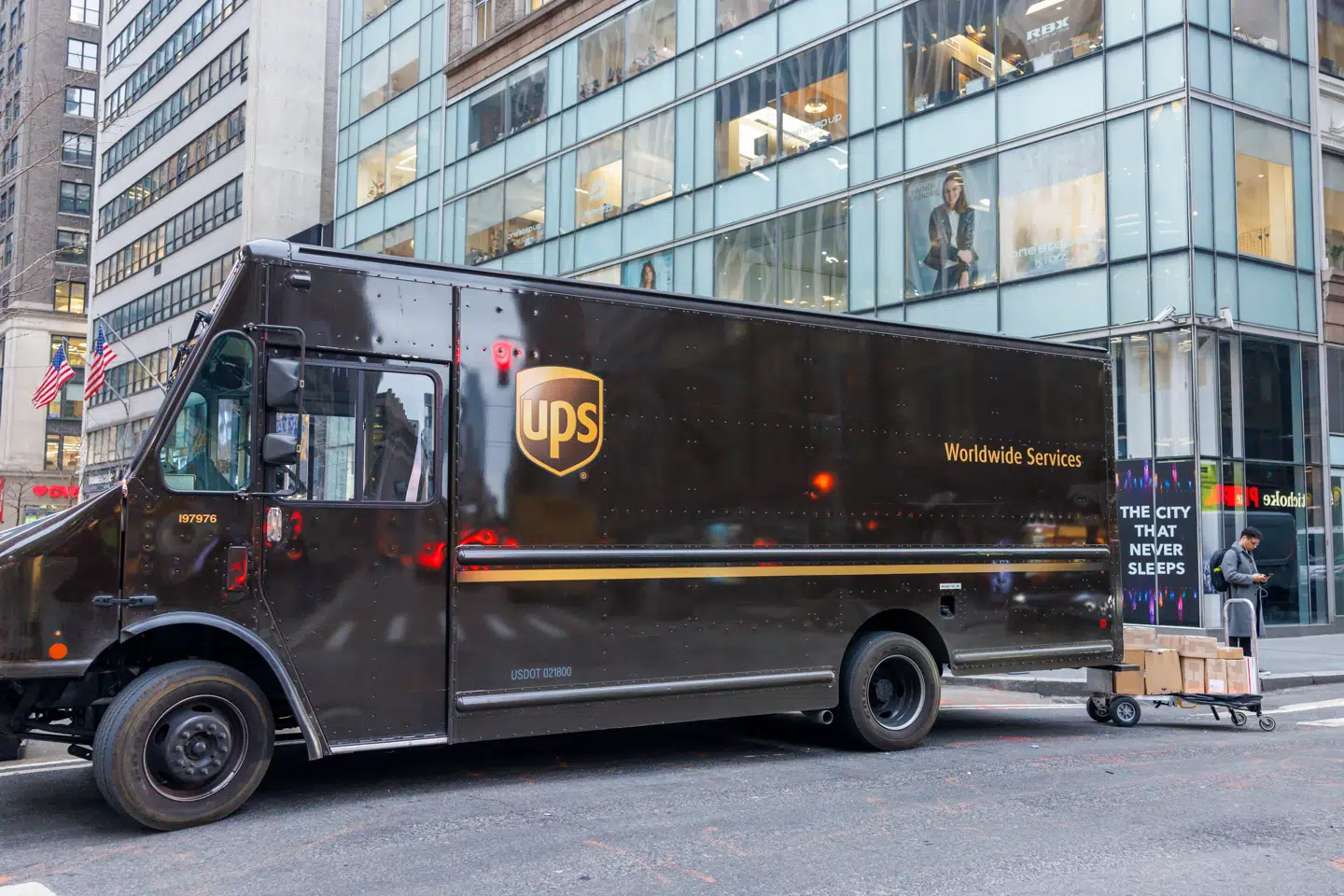 Distributionsselskabet UPS skal alene af med 30.000 ansatte i en omfattende sparerunde, som nu skyller over USA.