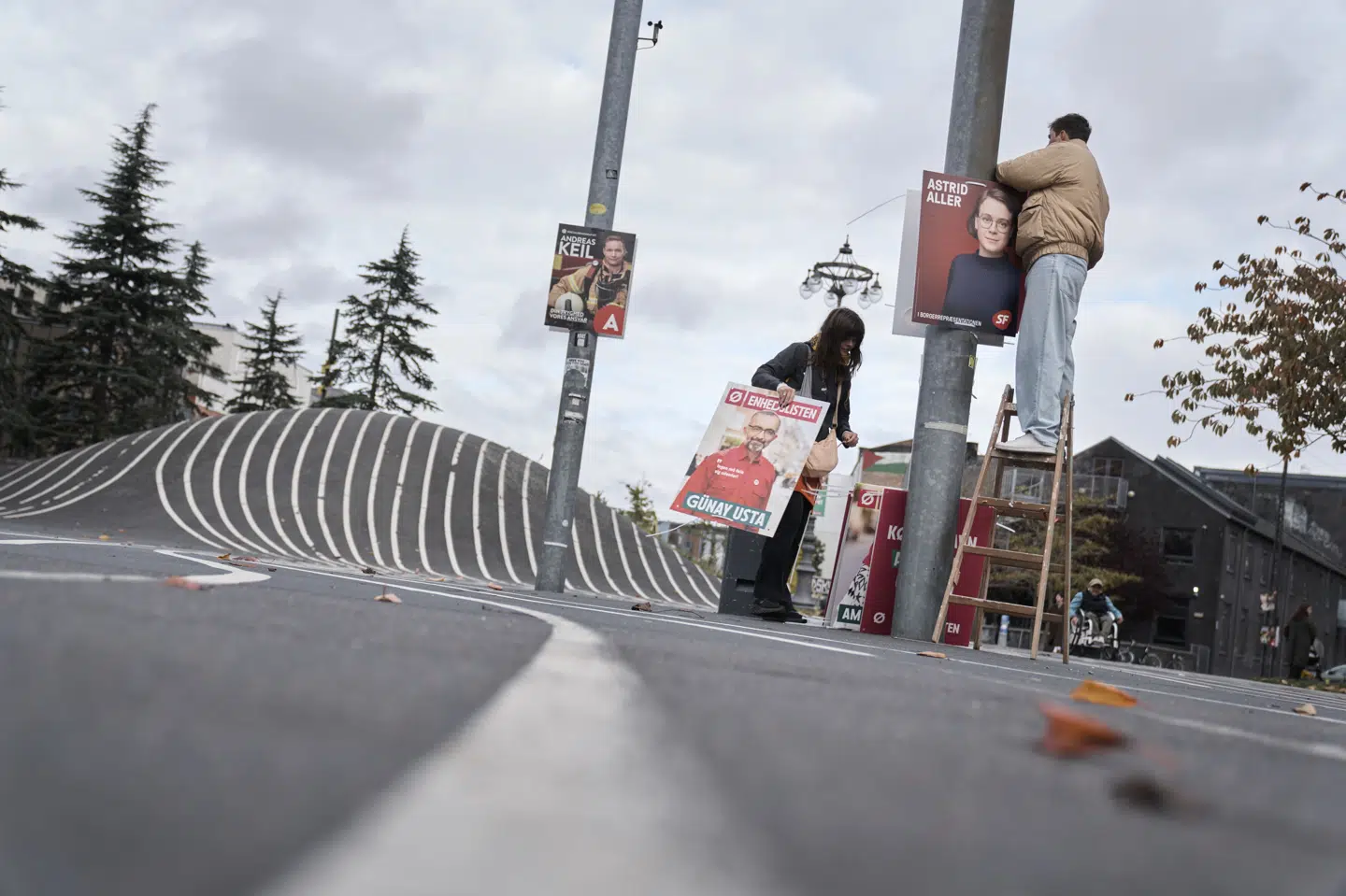 Lørdag middag blev valgplakater til kommunal- og regionalvalget hængt op landet over - heriblandt på Den Sorte Plads i København. (Arkivfoto).