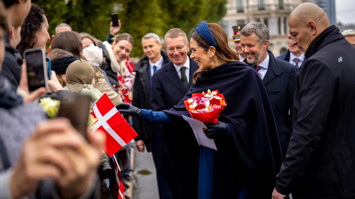 Kong Frederik og dronning Mary hilser på danskere bosiddende i Letland ved Frihedsmonumentet Brivibas piemineklis i Riga.