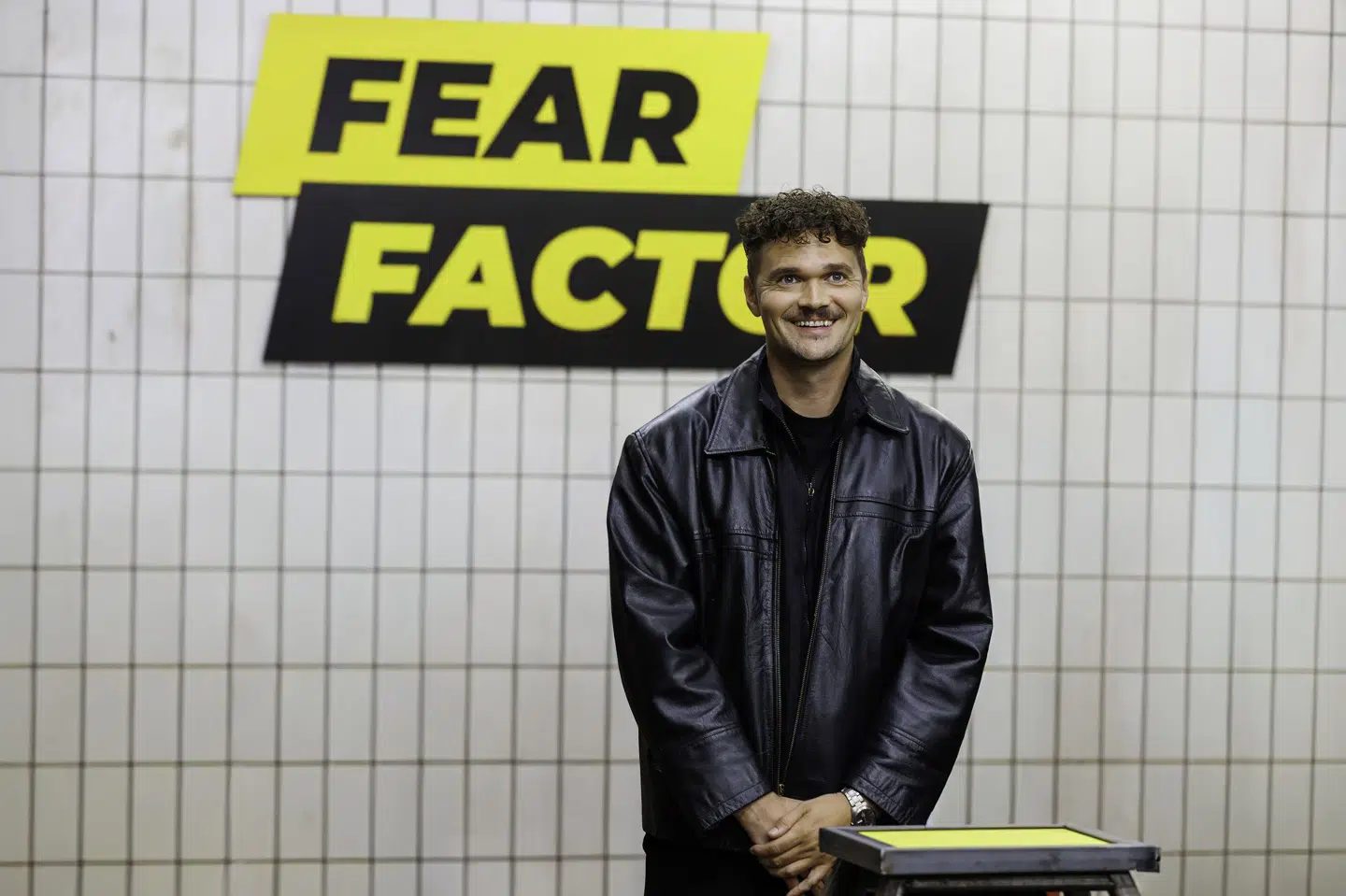 Da "Fear Factor" blev sendt på TV3 i 00'erne, skulle deltagerne blandt andet spise kogte tyretestikler, ligge i en glaskiste fyldt med levende orme og springe fra en kørende lastbil til en anden i kampen om at vinde en pose penge. Det fremgår ikke, om det også er udfordringerne i TV 2's genrejsning af programmet. (PR-foto).
