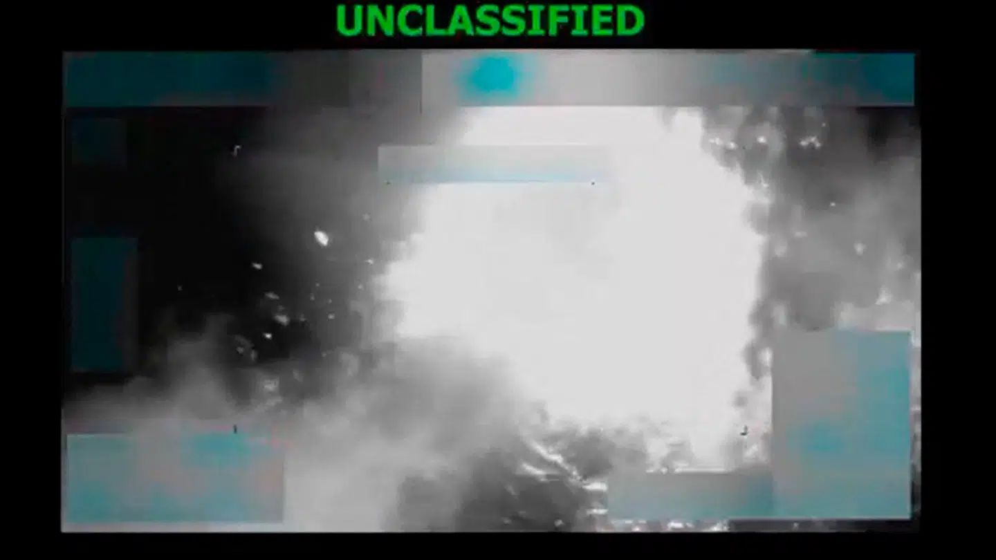 Billedet er lagt på X af forsvarsminister Pete Hegseth. Det stammer fra et tidligere amerikansk angreb.