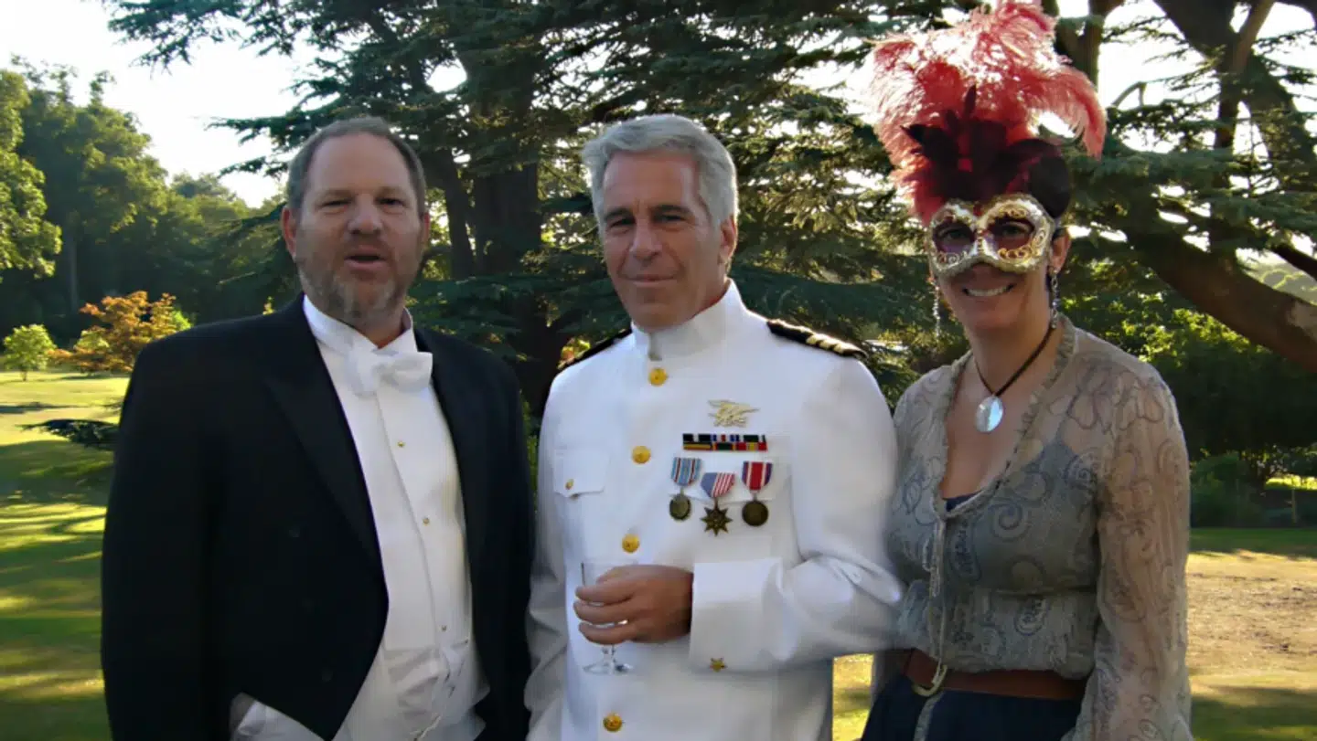 BBC har analyseret dette billede af Harvey Weinstein (tv.), Jeffrey Epstein (mf.) og Ghislaine Maxwell (th.) og konstateret, at det er taget på prins Andrews royale residens.