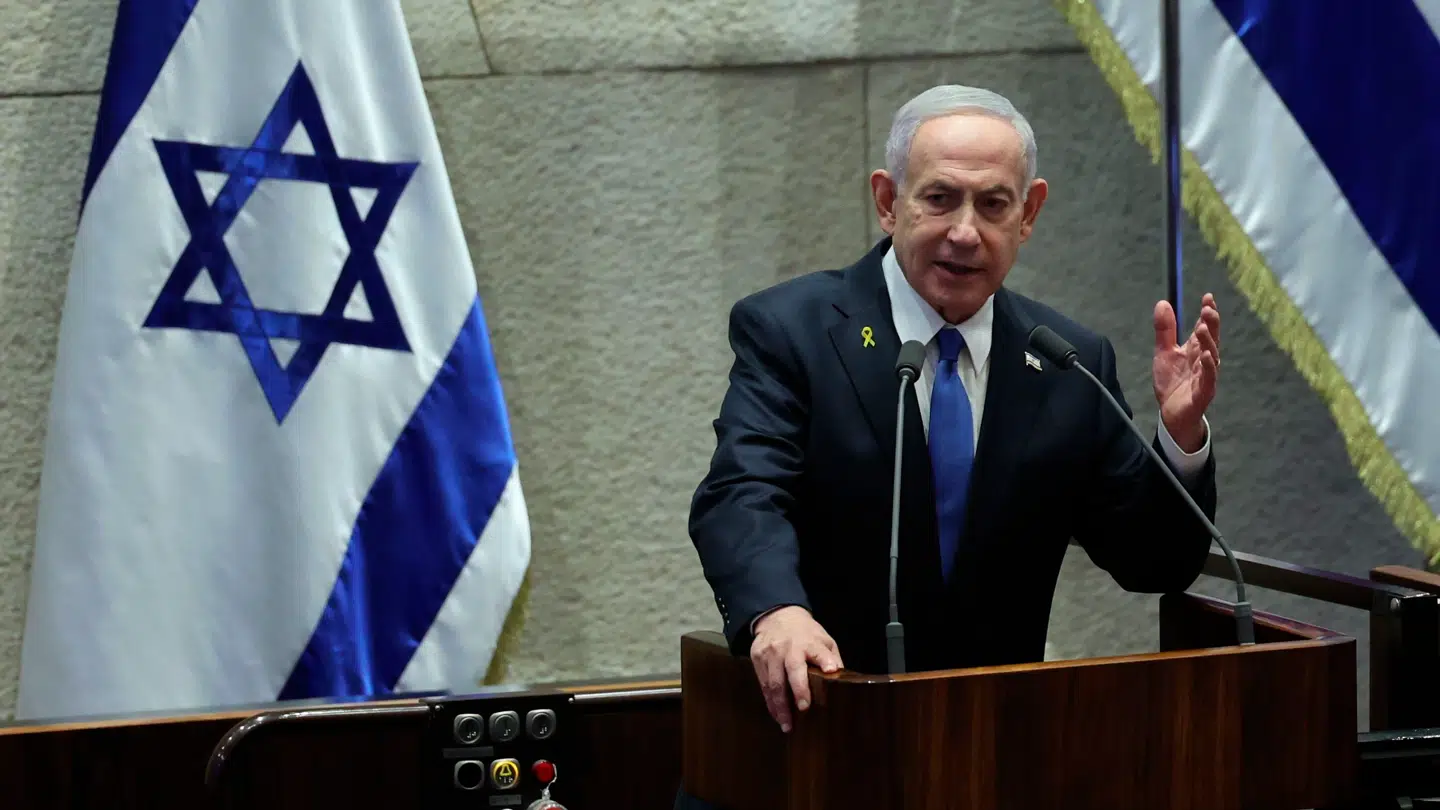 Israels premierminister beordrer landets militær til "øjeblikkeligt" at udføre kraftige angreb i Gaza ifølge Reuters.