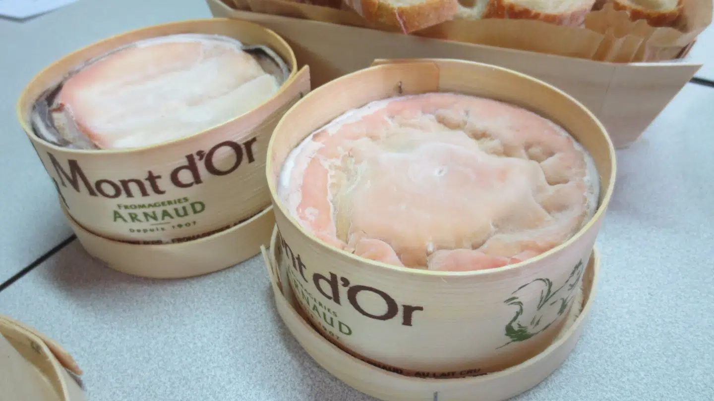 Mont d'Or er en fransk delikatesse, som kun bliver produceret i vinterhalvåret. Man kan smelte den og bruge den som en slags ostefondue.