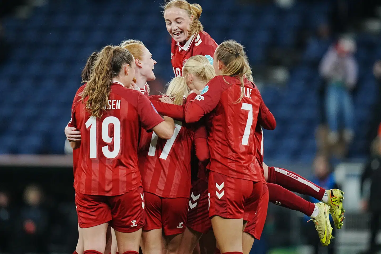 De danske spillere kastede sig over Kathrine Kühl, der åbnede scoringen 17 minutter før tid.