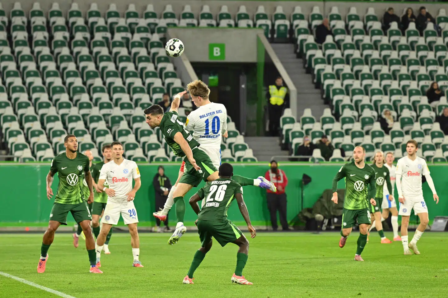 Christian Eriksen (i grøn trøje til højre) og holdkammeraterne i Wolfsburg er færdige i den tyske pokalturnering.