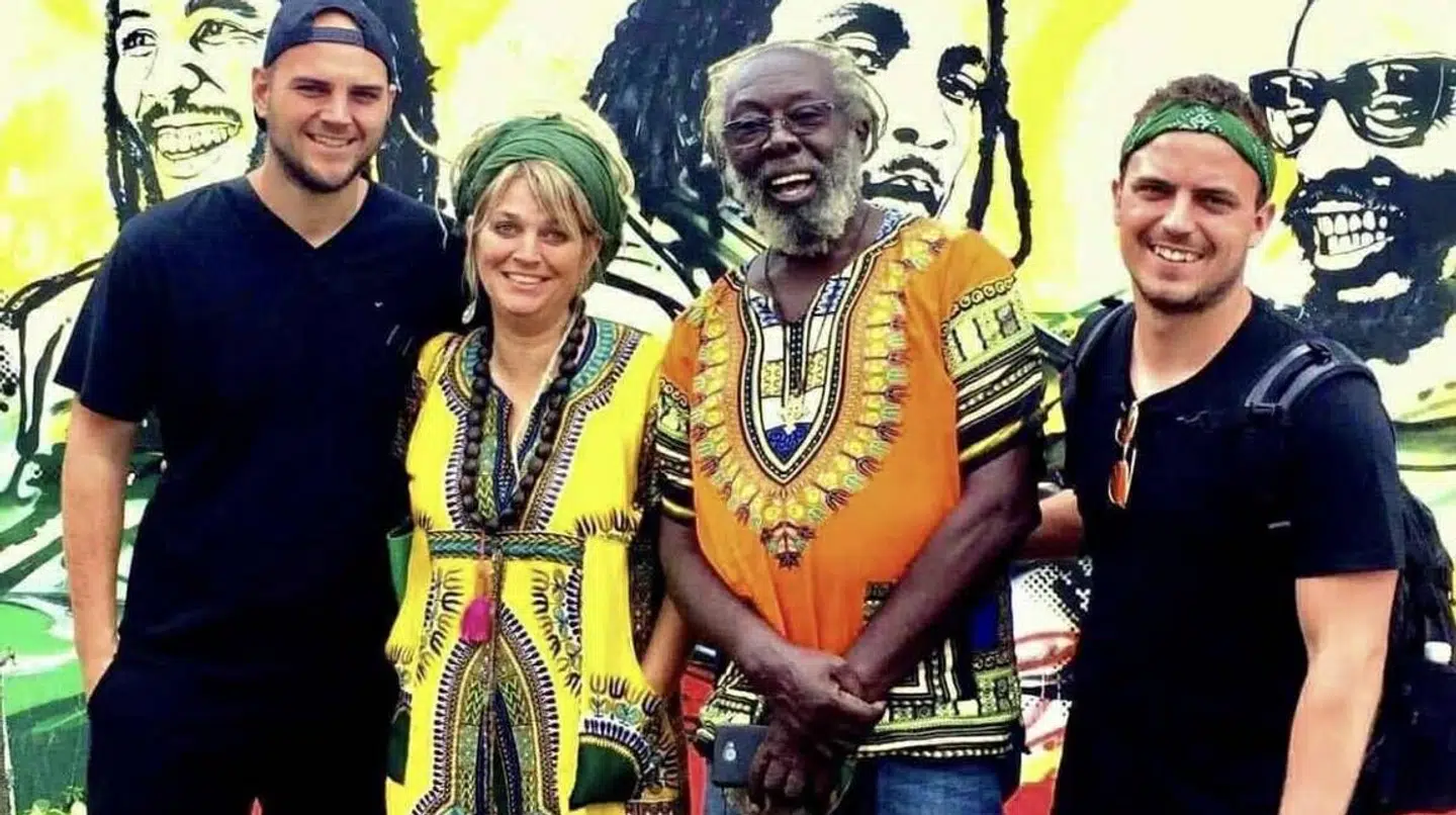 Joan Vedels mand, Jamaica Papa Curvin, er trommeslager og har tidligere været medlem af discogruppe Boney M. Her ses de på et billede med hendes to sønner.