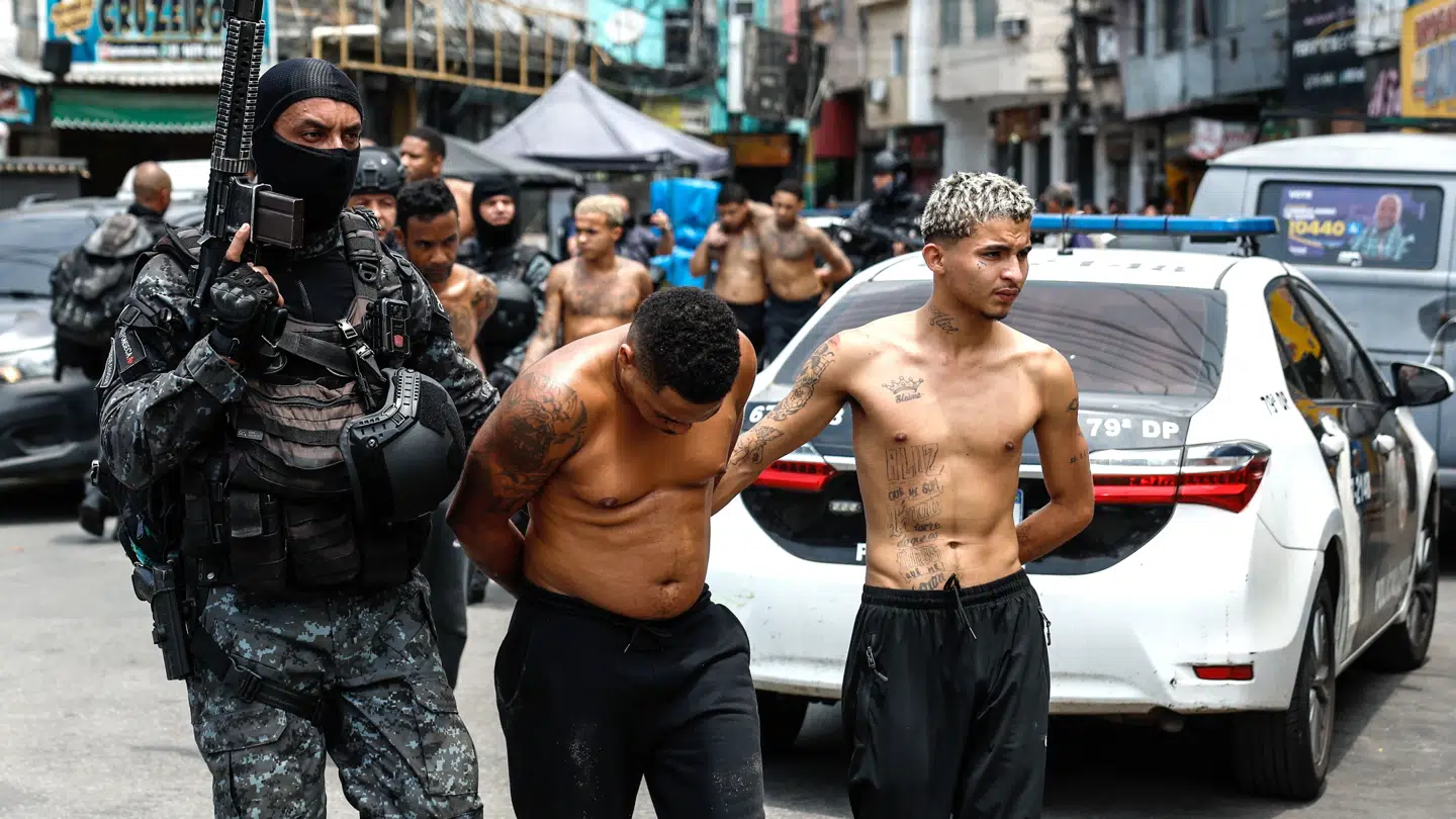 Flere er blevet dræbt i et blodigt opgør mellem politi og kriminelle.