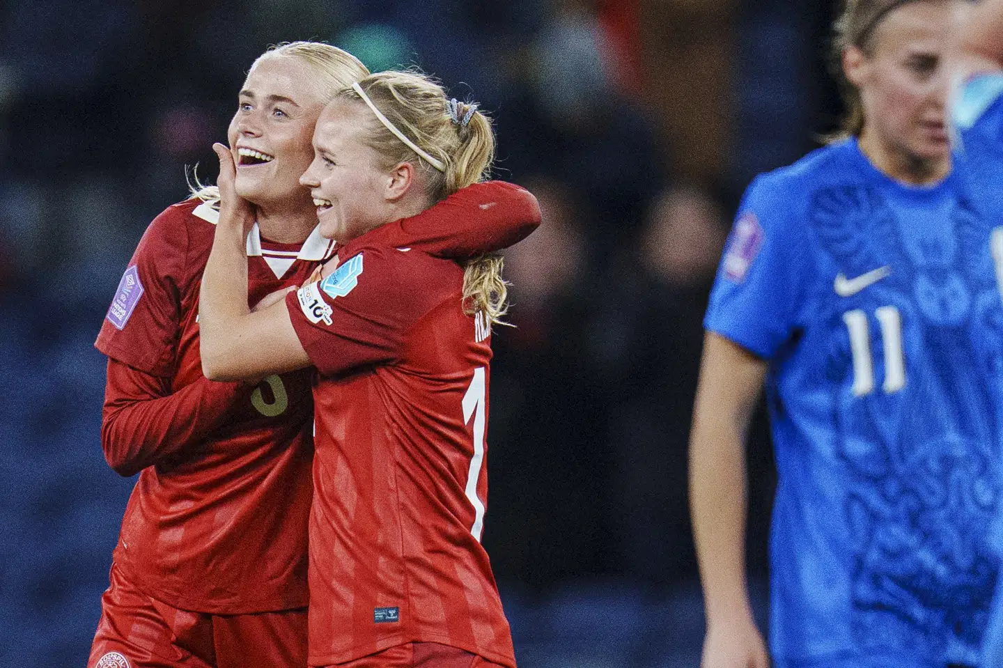 Kathrine Kühl (til venstre) scorede mod Finland et flot mål i sin landskamp nummer 50.