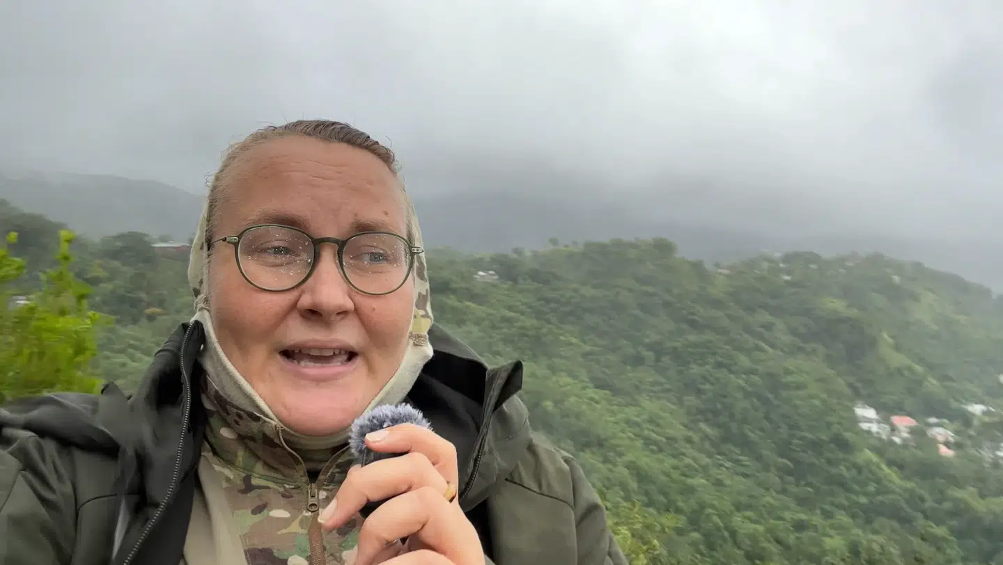 Birgitta Fontél har boet i Jamaica de sidste fem år. Orkanen Melissa er hendes anden storm i den tid, hun har boet der. Til B.T. fortæller hun, at hun er fanget på bjerget, hvor hun bor, som ligger i hovedstaden Kingston.