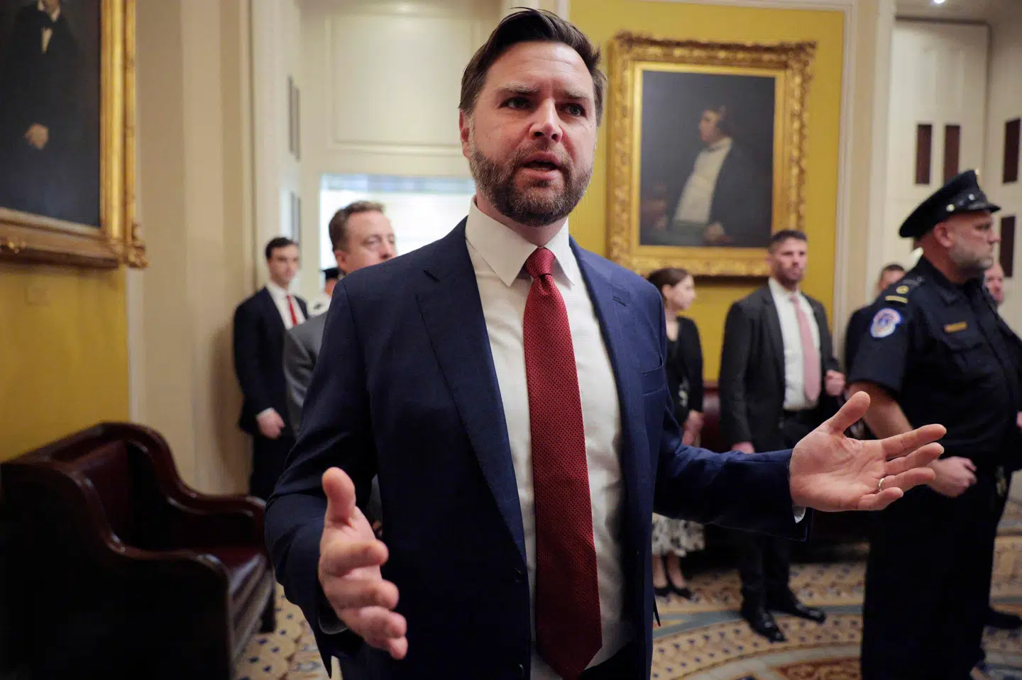 USA's vicepræsident, J.D. Vance, mener, at våbenhvilen i Gaza holder, på trods af at Israel reagerer på, at en af landets soldater er blevet angrebet.