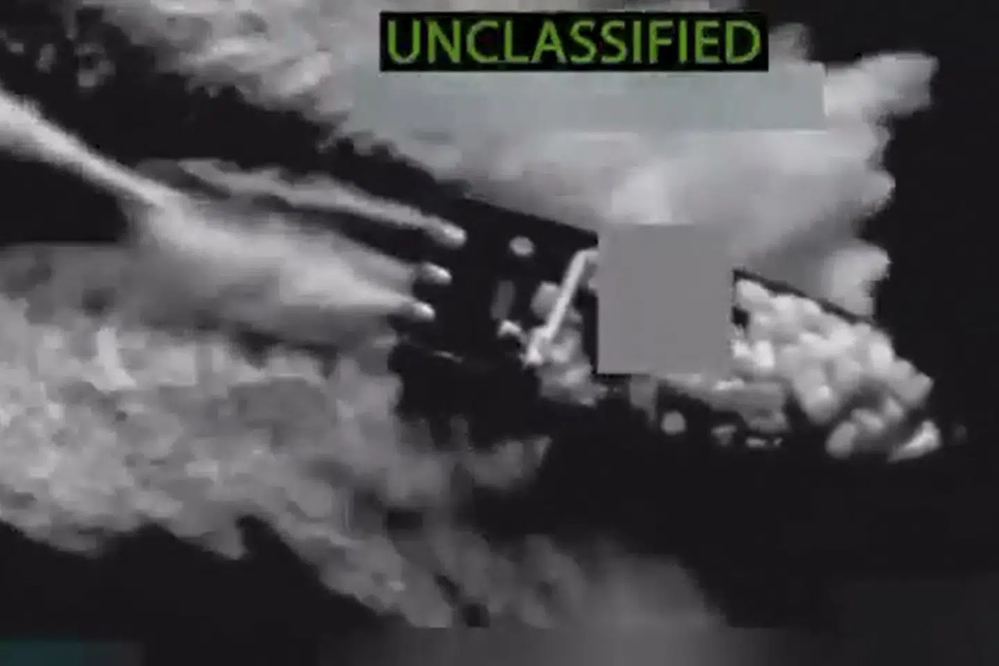 Skærmbilledet er fra en video, som USA's forsvarsminister, Pete Hegseth, lagde ud på det sociale medie X tirsdag. Billedet viser det, han kalder for fire narkosmuglerskibe i det østlige Stillehav.