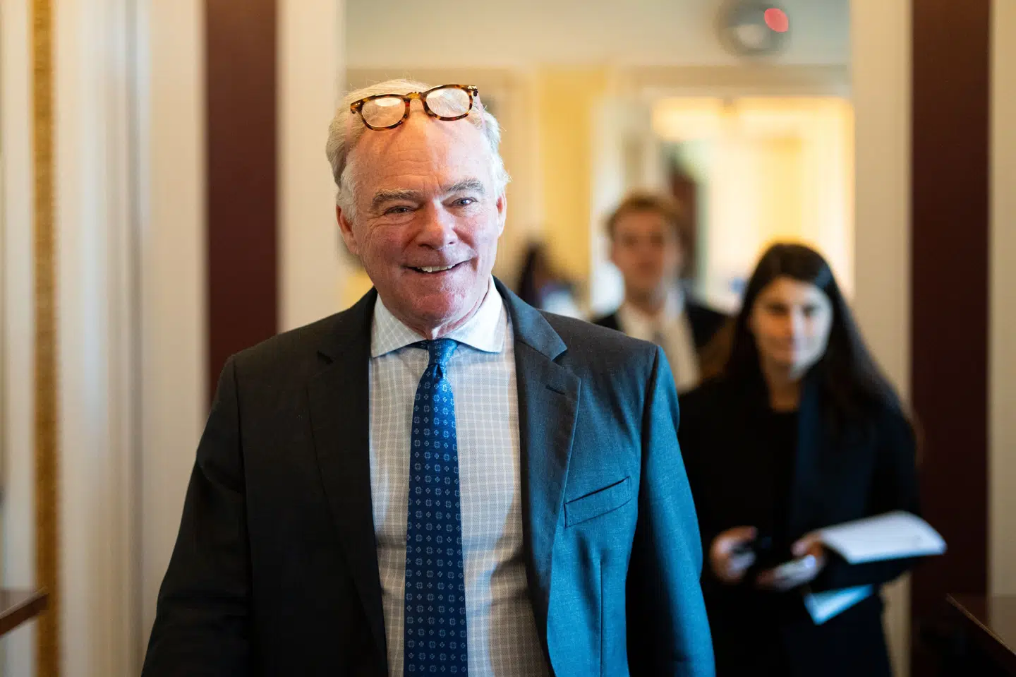 Tim Kaine, der er medlem af Senatet for delstaten Virginia, sagde tirsdag fra talerstolen, at Trumps toldpolitik har ført til stigende priser på mad, tøj og meget andet. (Arkivfoto).