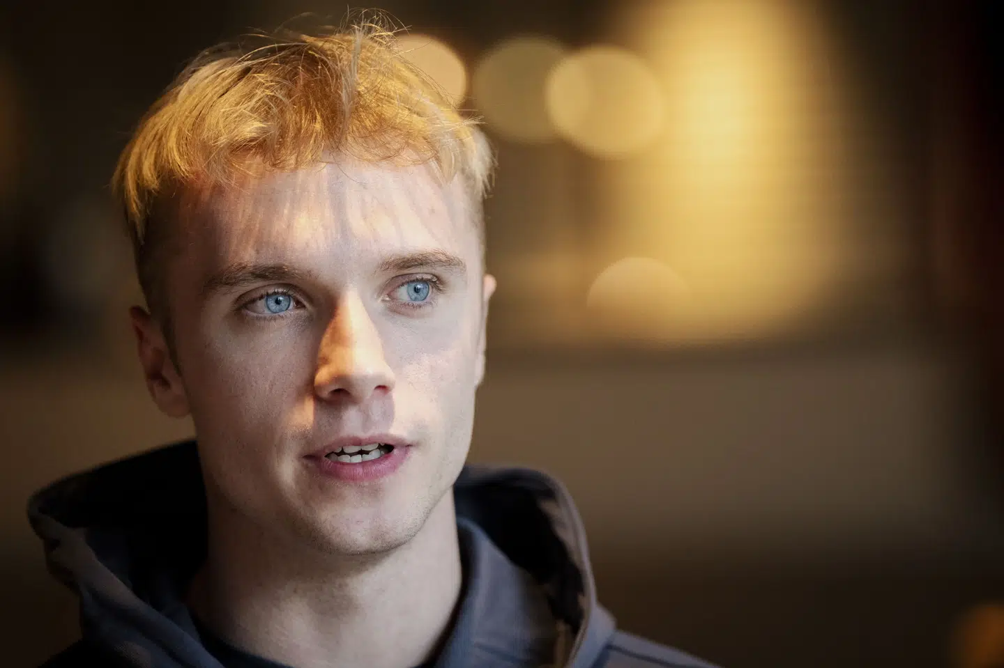 Hjalte Lykke tjekkede mandag ind i landsholdslejren for første gang og blev ligesom kollegerne kastet i hænderne på den danske sportspresse.