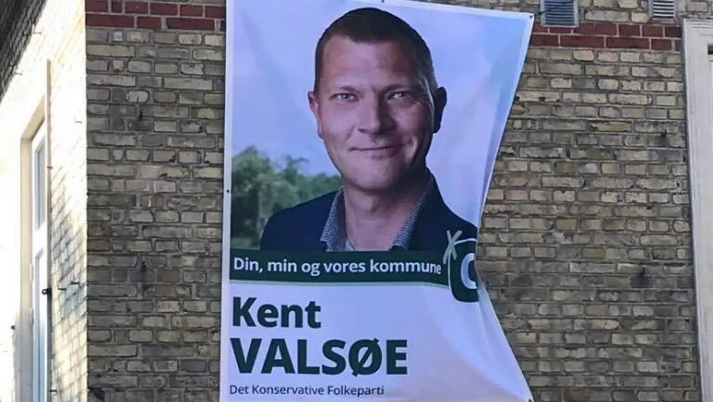 Kent Valsøes valgbanner på sin husfacade lørdag, før det blev revet ned.