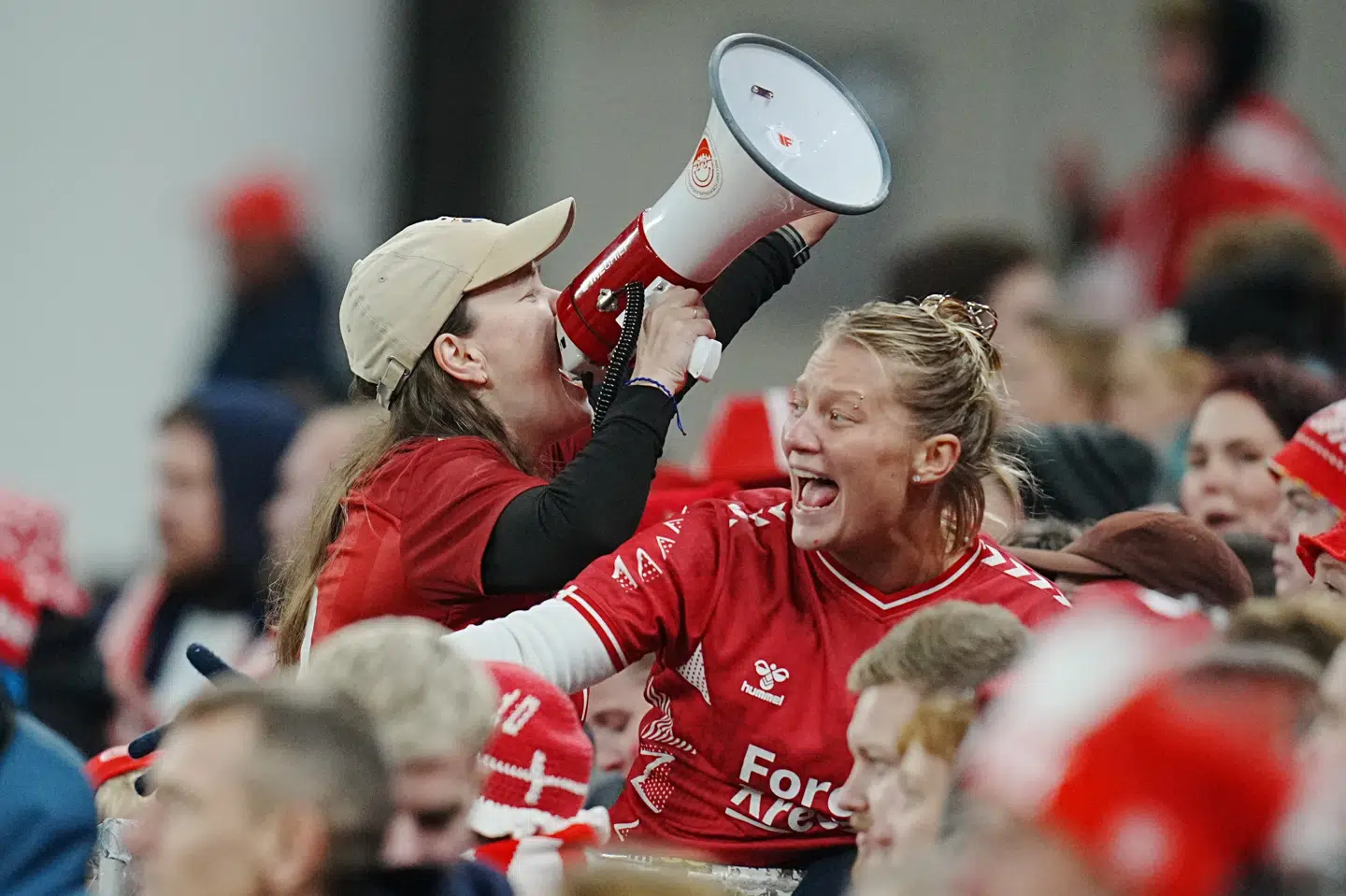 Især en kerne af fans på B-tribunen leverede en højlydt og festlig ramme for Danmarks 2-0-sejr over Finland i Parken.