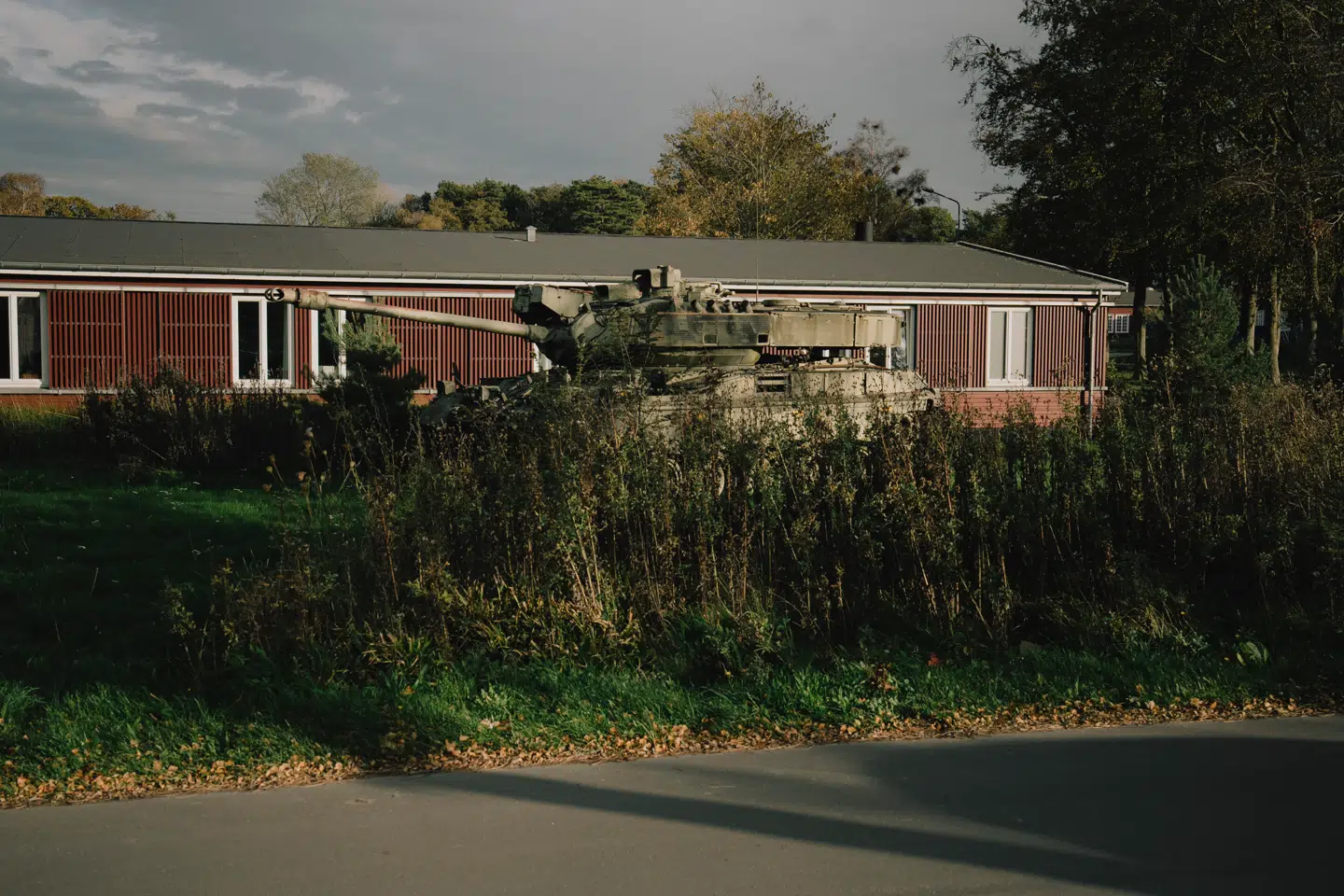 Gammelt krigsmateriel pryder gerne danske kaserner. Her er det en mapvogn på Almegårds Kaserne.