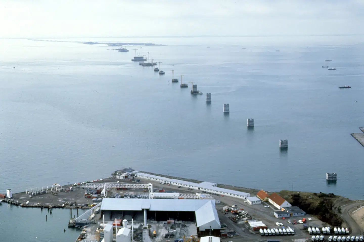 Halsskov Færgehavn er her fotograferet i 1998. Samme år åbnede Storebæltsbroen, hvis fundament kan ses i baggrunden, og derefter blev færgehavnen mindre og mindre benyttet. (Arkivfoto).