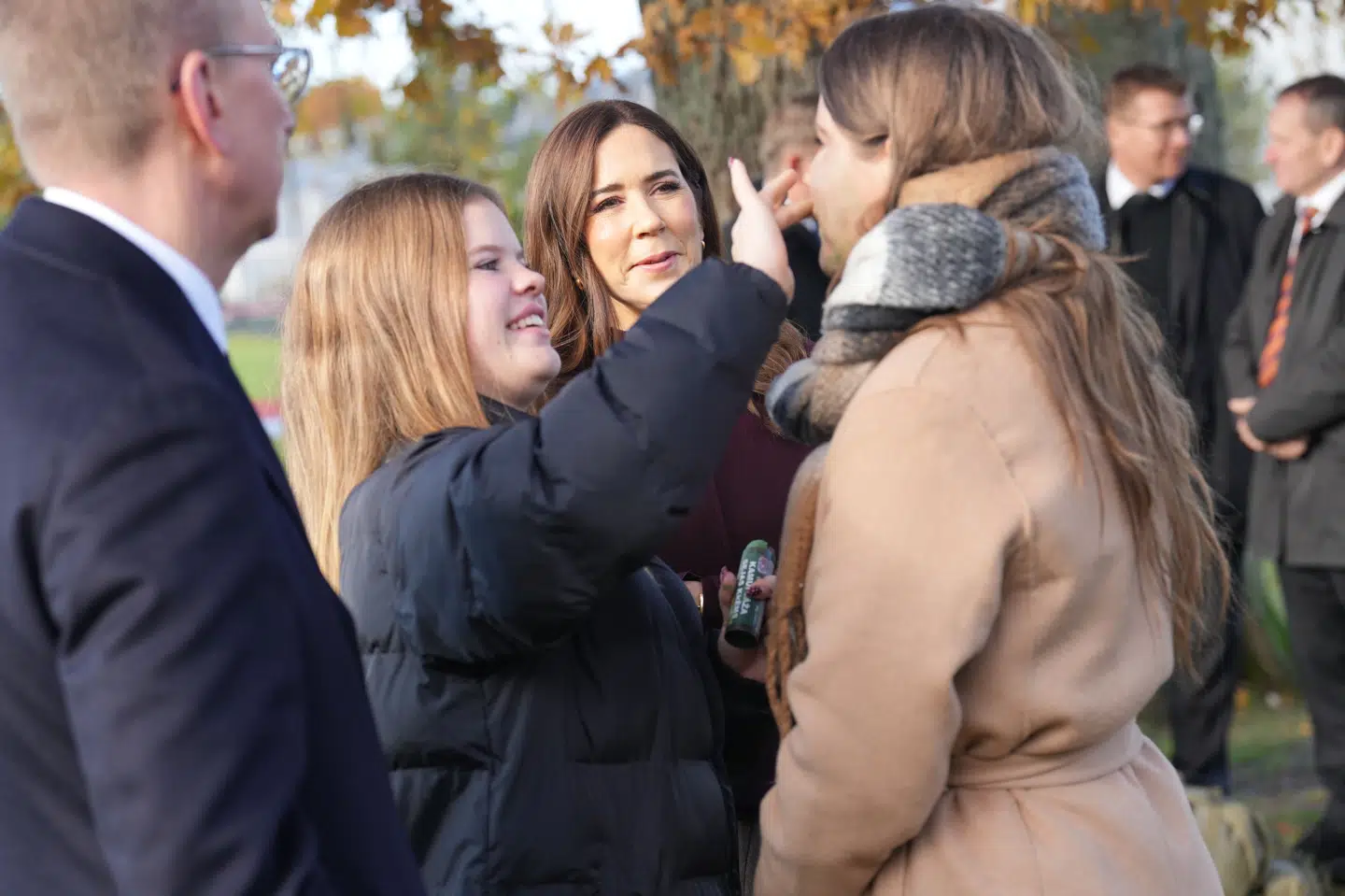 Elever på Adazi Gymnasium i Letland viser dronning Mary, hvordan man bedst lægger camouflage i ansigtet.