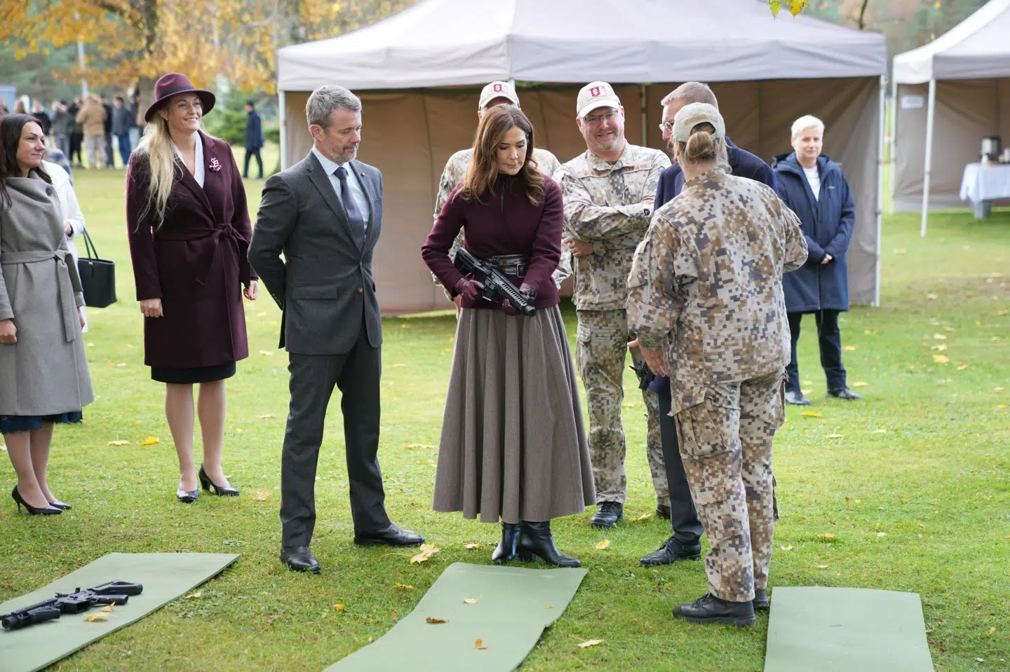 Kong Frederik og dronning Mary besøger Adazi Gymnasium i Letland, hvor de overværer undervisning i civilt beredskab, der er et obligatorisk fag på ungdomsuddannelser.