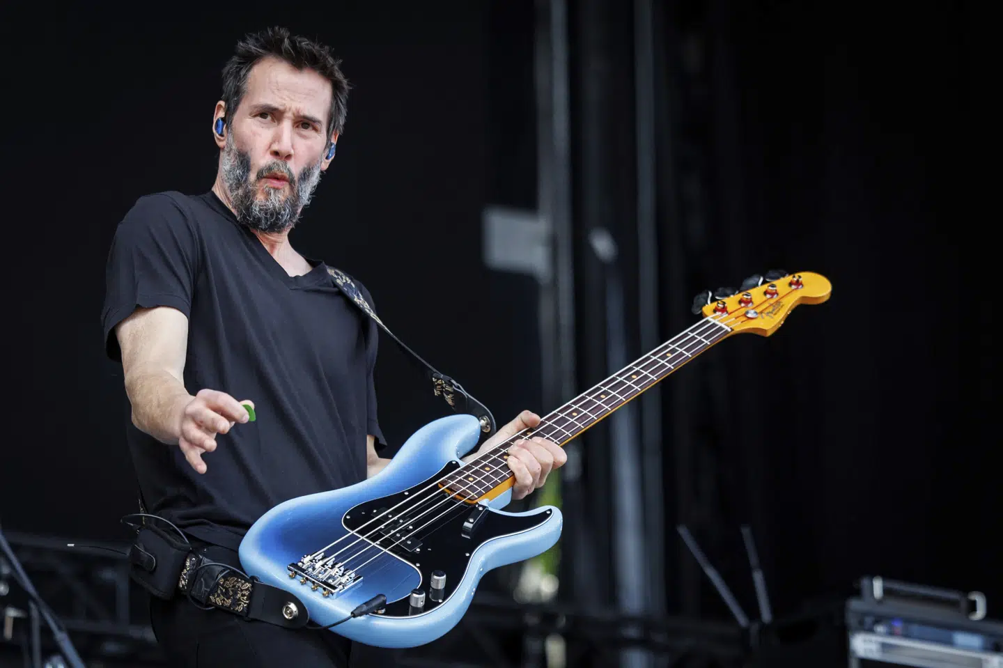 Hollywood-skuespilleren Keanu Reeves er en del af rockbandet Dogstar, der gæster den danske festival Tinderbox næste år. Her ses han under en koncert i Tyskland sidste år. (Arkivfoto)