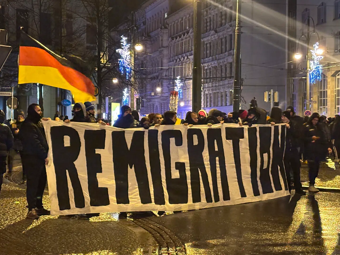 Ordet »remigration« har for alvor fået fat i de vestlige højrefløje. Her ses det på et banner under en højrefløjsdemonstration i Magdeburg, Tyskland. Foto: Uncredited/AP/Ritzau Scanpix