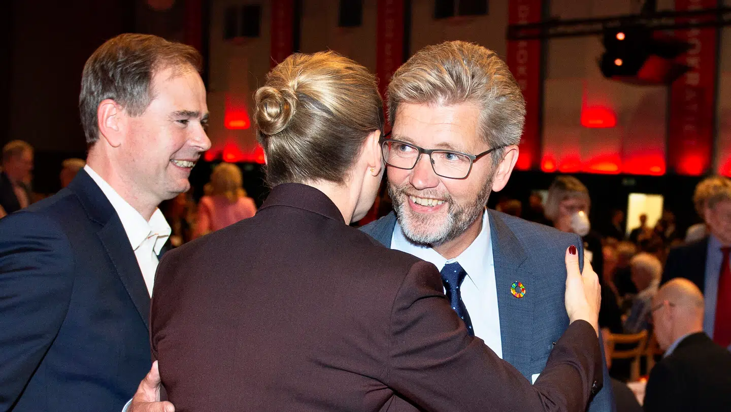 Frank Jensen er en dansk socialdemokratisk politiker. Han var overborgmester i København fra 2010 til 2020. Her ses han sammen med statsminister Mette Frederiksen og partifælle Nicolai Wammen.