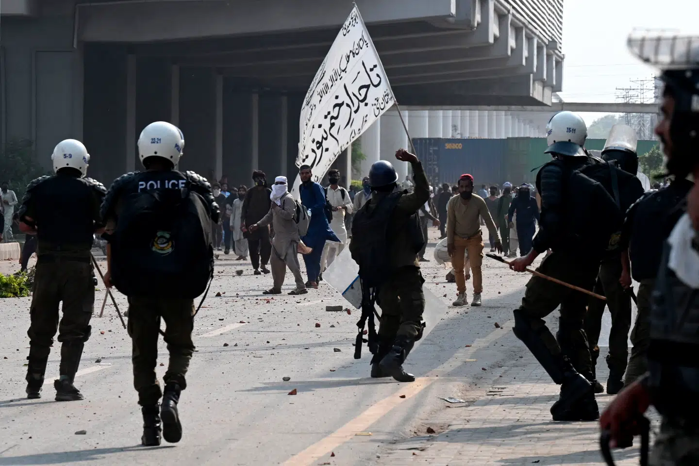 Minhaj-ul-Quran er en islamisk organisation, stiftet 1981 i Pakistan med afdelinger i mange lande, heriblandt Danmark. På billedet ses en demonstration af Minhaj-ul-Quran i Pakistan 10. oktober i år. Foto: Arif Ali/AFP/Ritzau Scanpix